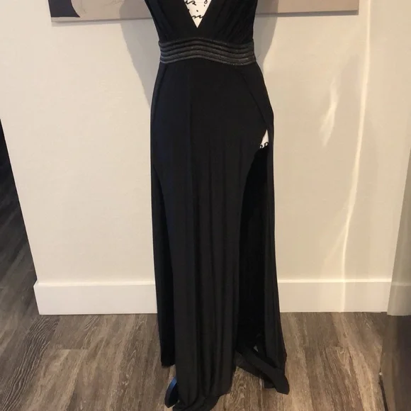 Beautiful black slit dress - Picture 2 of 6